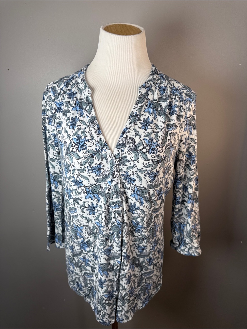 Women's Blue Floral V-Neck Button-Front Top
